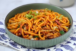Pržene nudle sa povrćem (蔬菜炒面)