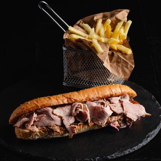 Sandwich Porchetta  + 1 portie de cartofi