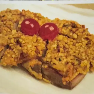 Pato dorado con nueces
