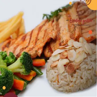 Plat escalope de poulet grillé