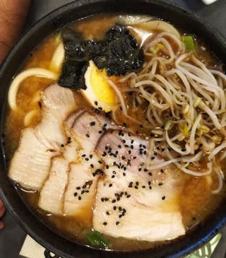 Noodles in brodo piccanti con fettine pancetta