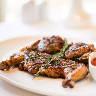 Курча табака з соусом сацебелі (360/50г)