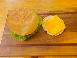 Вегетариански бургер с топено сирене