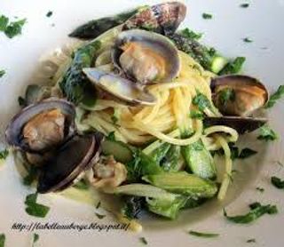 Spaghetti alle vongole e asparagi