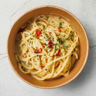 Spaghettone ajo, ojo pecorino e peperoncino