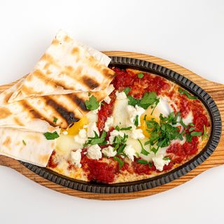 Shakshuka din sos de roșii cu ardei copt, două ouă, brânză Feta