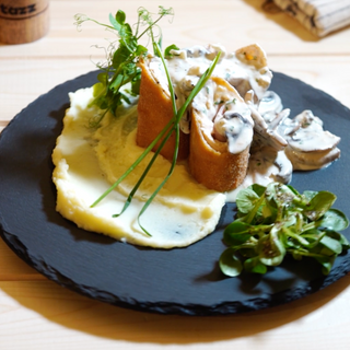 Cordon bleu cu sos alb de ciuperci si piure de cartofi