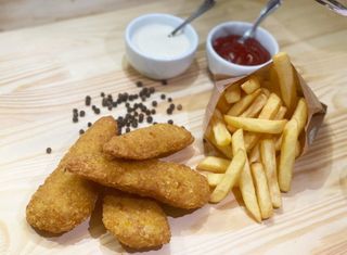 Crispy chicken cu cartofi si sos