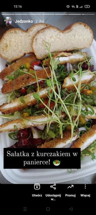 Kompozycja sałat ogrodowych z grillowanym kurczakiem