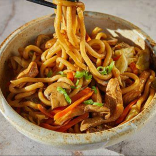 102. Udon con pollo