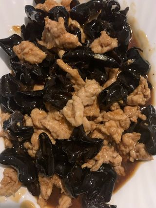 60B. Свинско с китайски черни гъби (700гр)