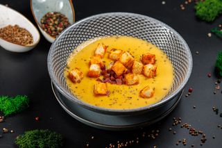 Тыквенный крем-суп с красной чечевицей и копченой говядиной