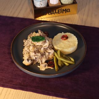 Бефстроганов из телятины с кускусом