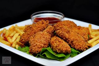 Aripioare pane cu cartofi pai si sos de usturoi