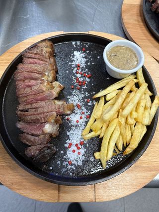 Entrecot De Ternera Con Guarnición Y Salsa