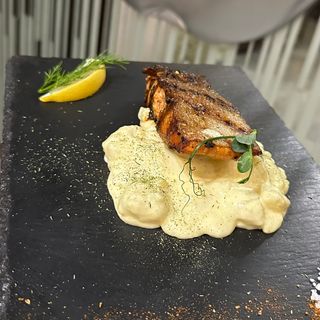 Запечена філе лосося на картоплі у сирно-вершковому соусі (110/50/30 г) 