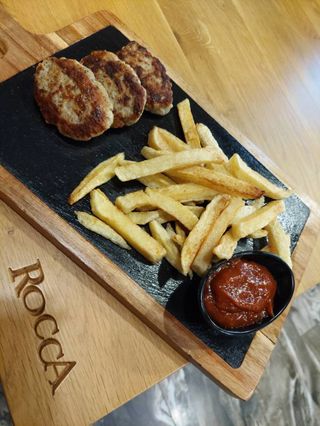 3бр Пилешки кюфтета със пържени картофи и лютеница