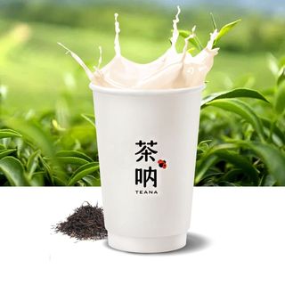 te nero con il latte fresco