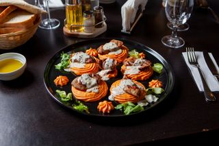 Muşchiuleţ de porc cu cartofi piure si ardei copt