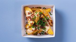 Frytki małe  z sosem serowym i dodatkami