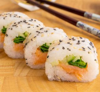 Оризово маки Филаделфия с пушена сьомга (8бр-210г)