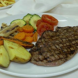 solomillo a la plancha con verduras y patatas