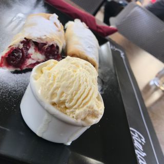 Pita sa višnjama i sladoledom