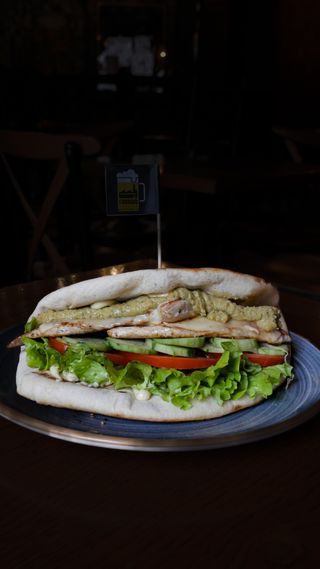 Avocado-chicken sendvič