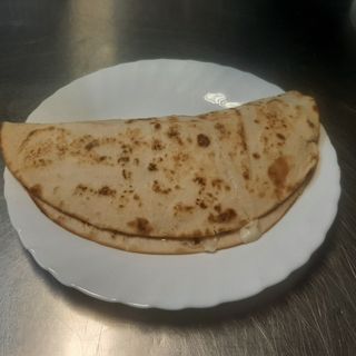 Piadina mozzarella e pomodoro e salame piccante 