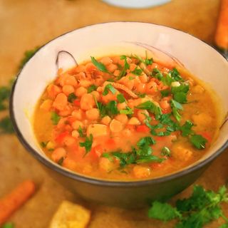 Garbanzos con langostinos y calamares