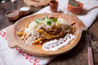 CARTOFI PRAJITI CU SMANTANA SI CASCAVAL