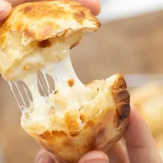 Empanada De Queso Y Cebolla  (1 ud.)