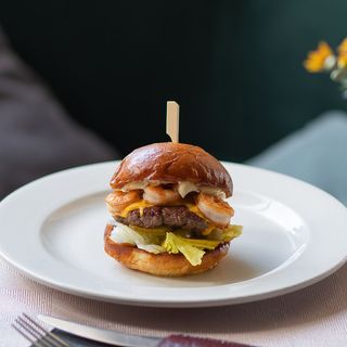 Бургер Surf&Turf з тигровими креветками, яловичою котлеткою та соусом