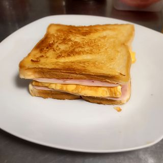 Sándwich de Tortilla, Jamón y Queso