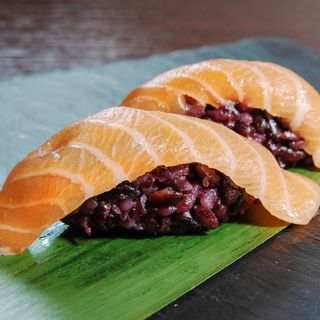 108.Balck nigiri salmone