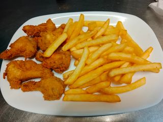 Menú alitas de pollo y patata y bebida 