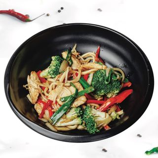 Тауық еті қосылған удон кеспесі/Лапша удон с курицей