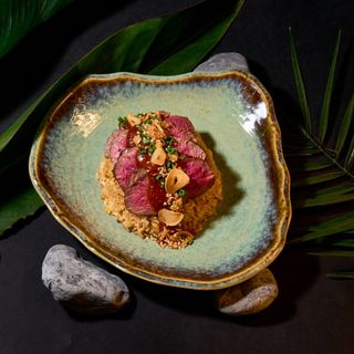 საქონლის სტეიკი შემწვარი ბრინჯით 