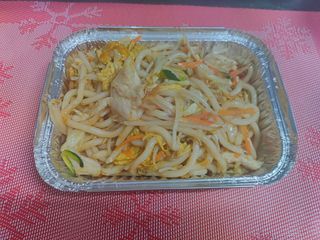 128. Udon saltato con pollo e verdure