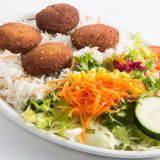 Plato Combinado Con Falafel