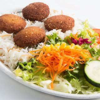 Plato Combinado Con Falafel