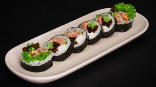Futomaki z pieczonym lososiem