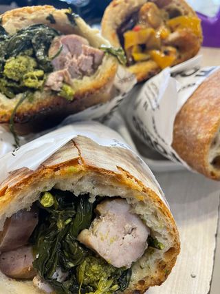 Cuzzutiello di pane farcito con salsiccia e friarielli