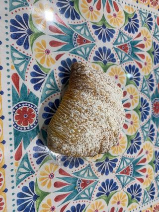 Sfogliatella napoletana riccia ricotta e canditi