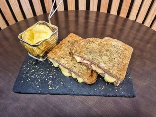 Tosta de Presunto e Queijo Brie