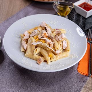 Paste cu piept de pui, ciuperci si porumb