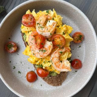 Тост з авокадо, скремблом і креветками