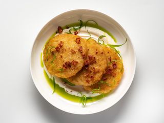 Деруни з грибним соусом та крихтами бекону