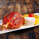 Ciolan de porc cu polenta in sos Gorgonzola