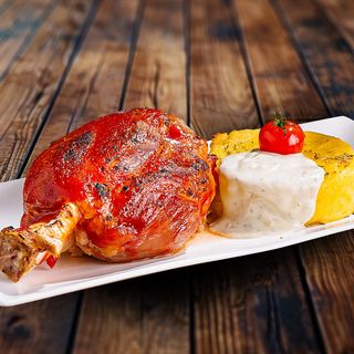 Ciolan de porc cu polenta in sos Gorgonzola